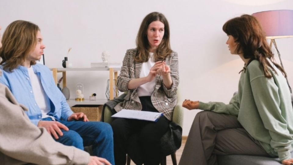 A professional interventionist meeting with family members to plan an addiction intervention.